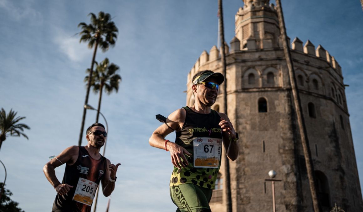 Una imagen del EDP Medio Maratón de Sevilla al paso por la Torre del Oro. SPORTMEDIA. Una imagen del EDP Medio Maratón de Sevilla al paso por la Torre del Oro. SPORTMEDIA.