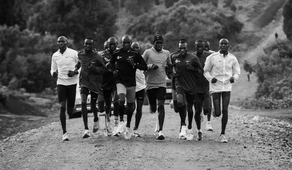 Eliud Kipchoge lidera un trote en la zona de Iten, el centro neurálgico de la etnia Kalenjin. NN RUNNING TEAM. Eliud Kipchoge lidera un trote en la zona de Iten, el centro neurálgico de la etnia Kalenjin. NN RUNNING TEAM.