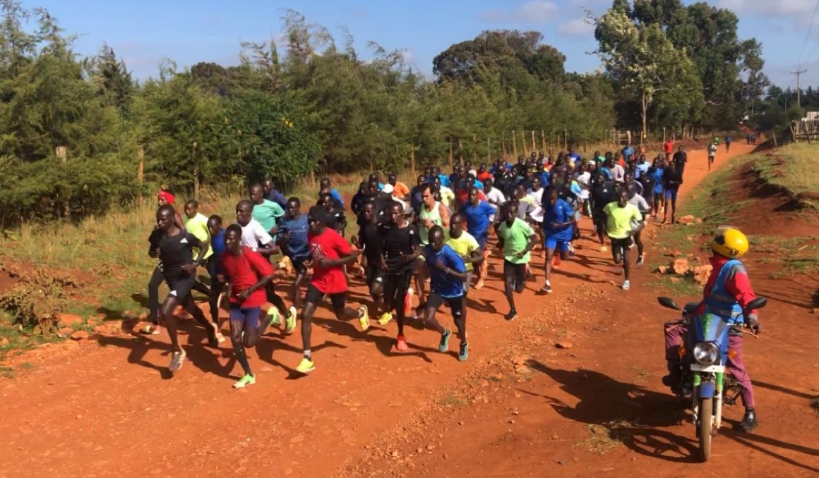 Una imagen del fartlek de Iten del 14 de diciembre de 2021, con el español Dani Arce en el grupo de cabeza. NACHO BARRANCO.
