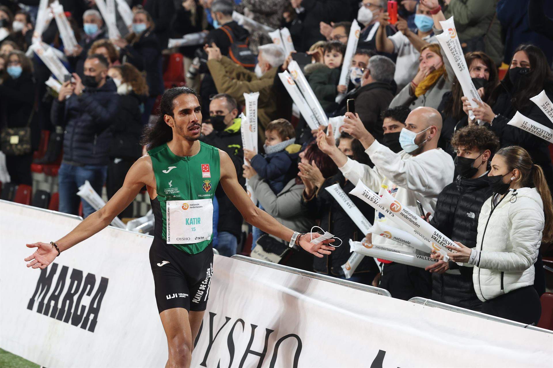 Mohamed Katir celebra la victoria en la San Silvestre Vallecana. EFE.