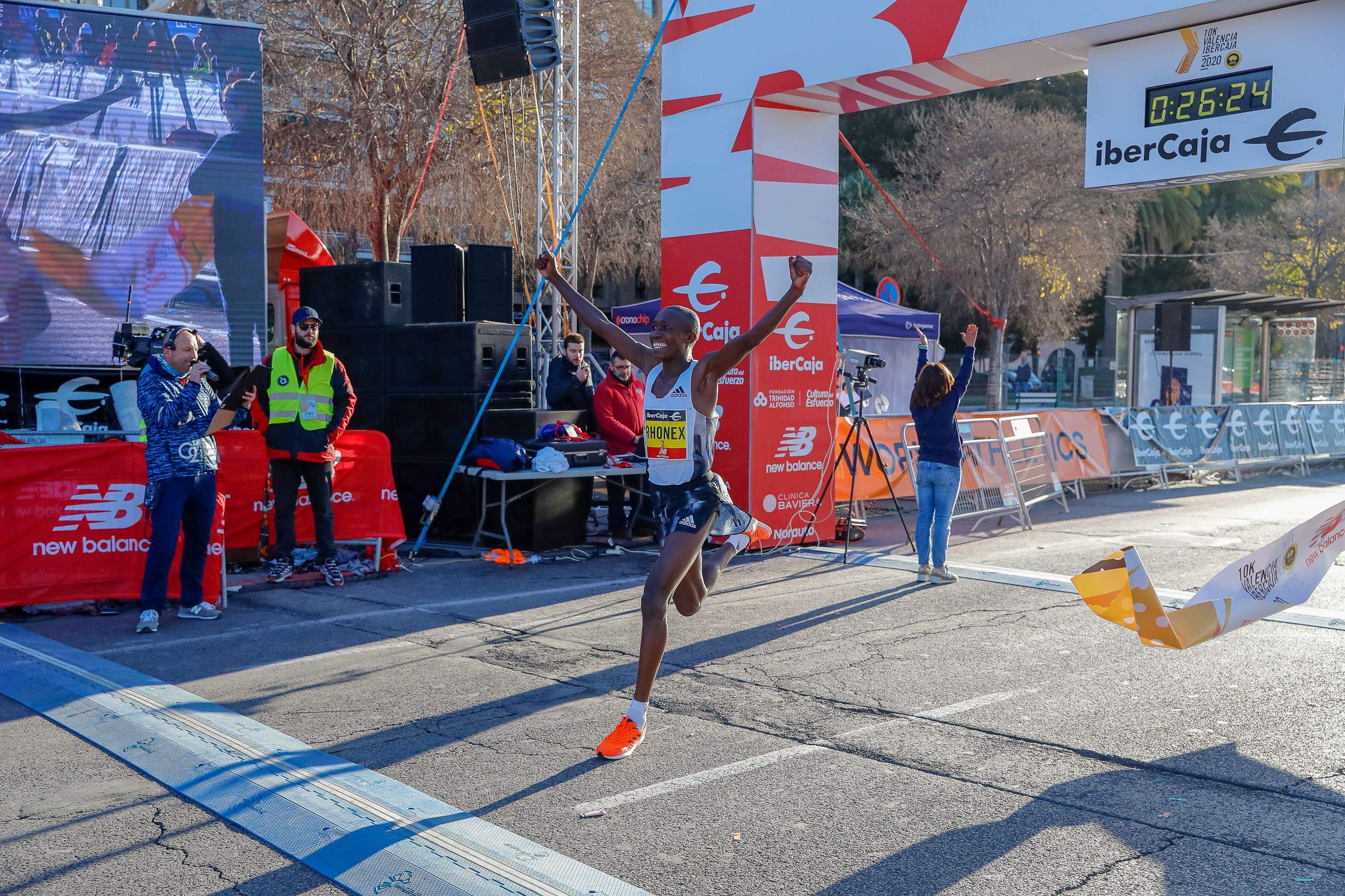Rhonex Kipruto entrando por la puerta grande en la historia del atletismo. Rhonex Kipruto entrando por la puerta grande en la historia del atletismo.