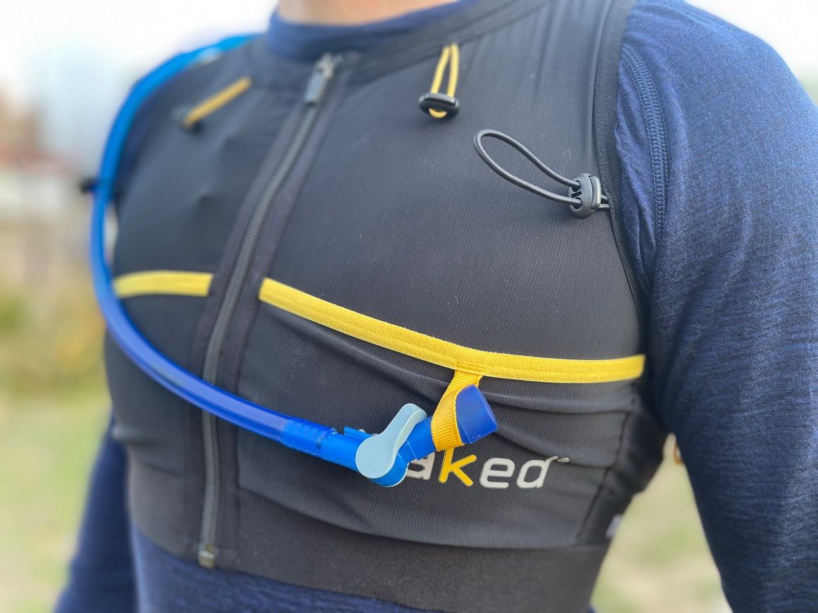 Vista frontal del chaleco de hidratación Naked High Capacity Running Vest
