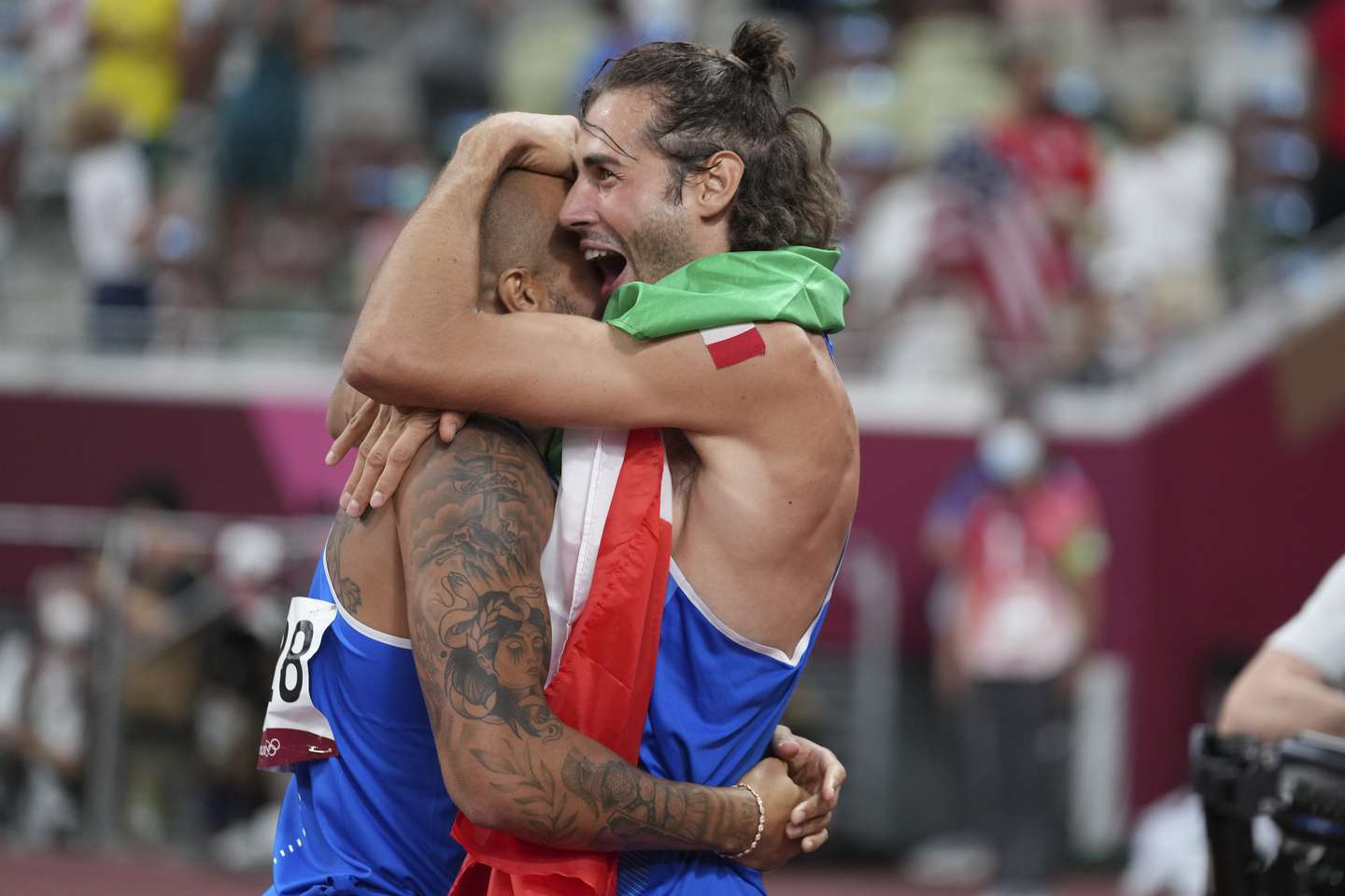 Gianmarco Tamberi y Marcel Jacobs celebran sus oros olímpicos en salto de altura y 100 metros respectivamente. EFE.