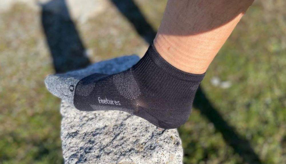 Una imiagen de los calcetines FEETURES Elite Ultra Light Quarter.