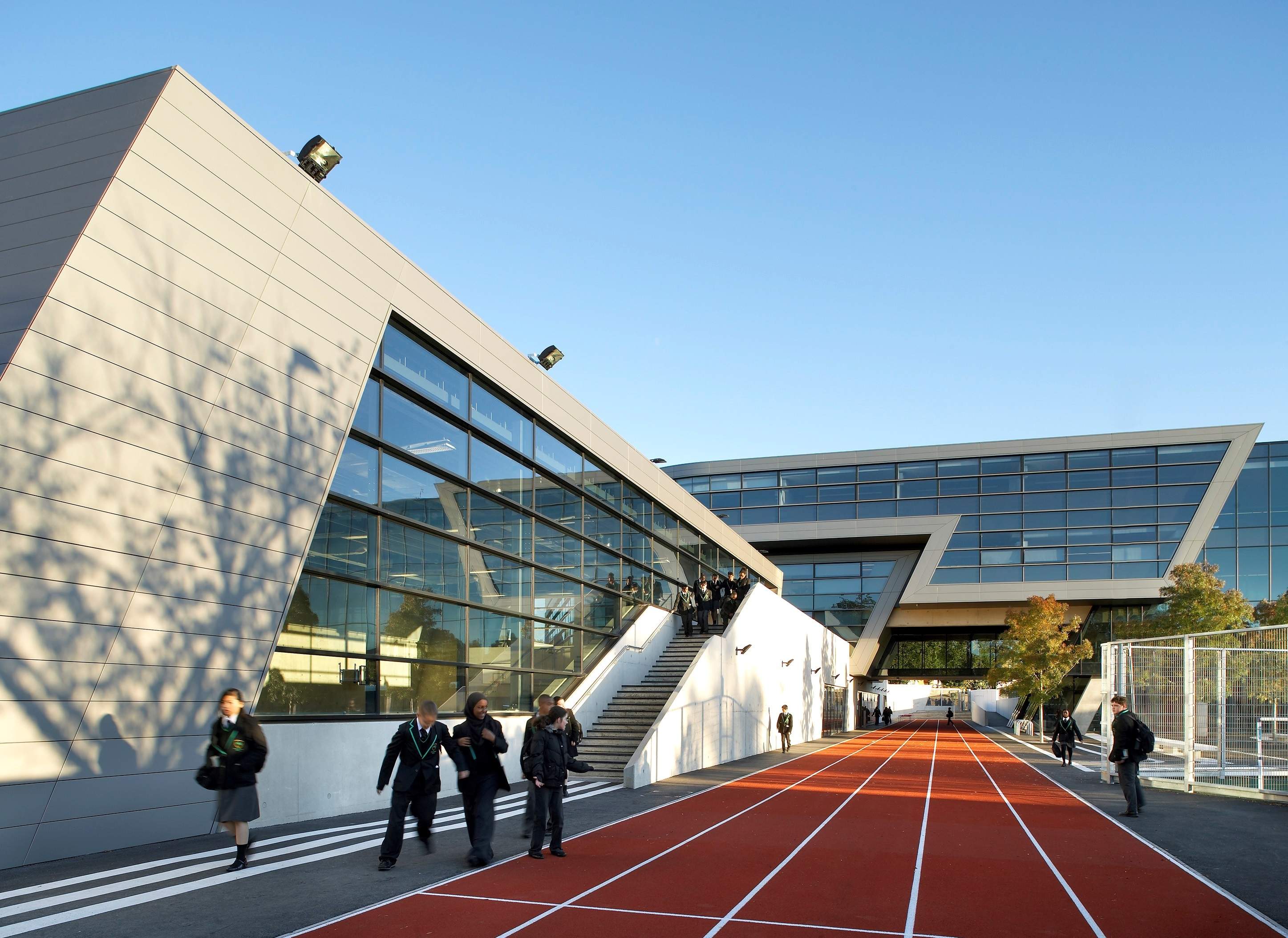 El elemento más sorprendente de esta escuela es la espectacular pista de atletismo que se encuentra en las faldas del edificio.
