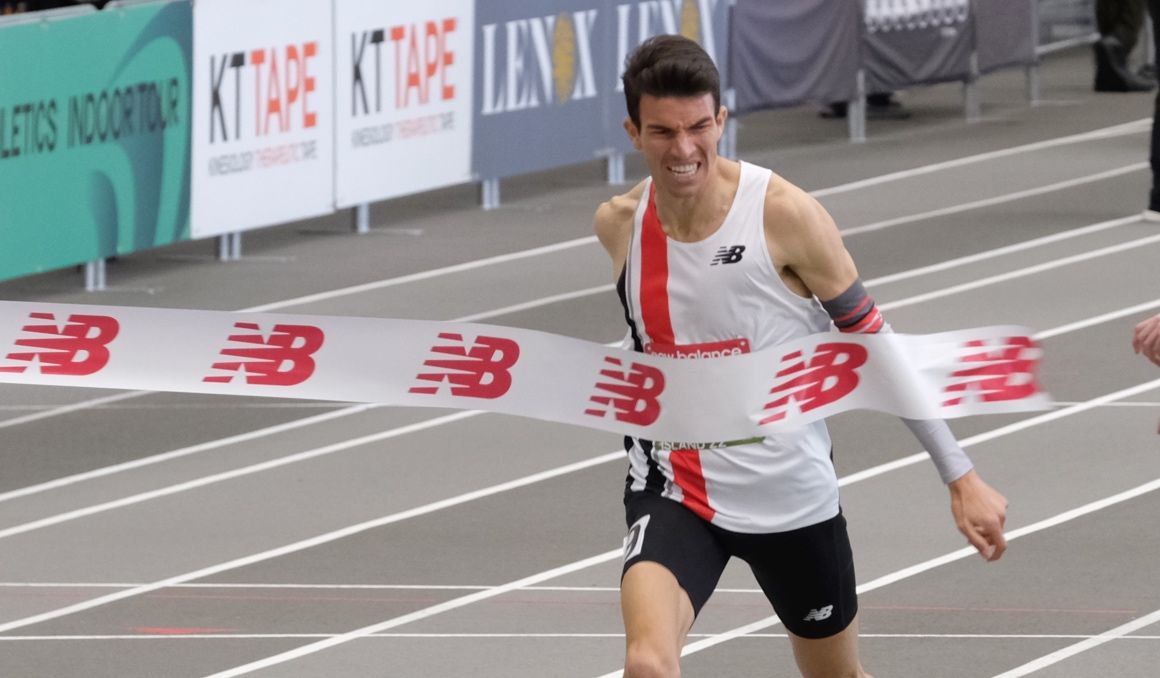 Adel Mechaal batiendo el récord de Europa de 3000 metros en el New Balance Indoor Grand Prix. NBIGP.