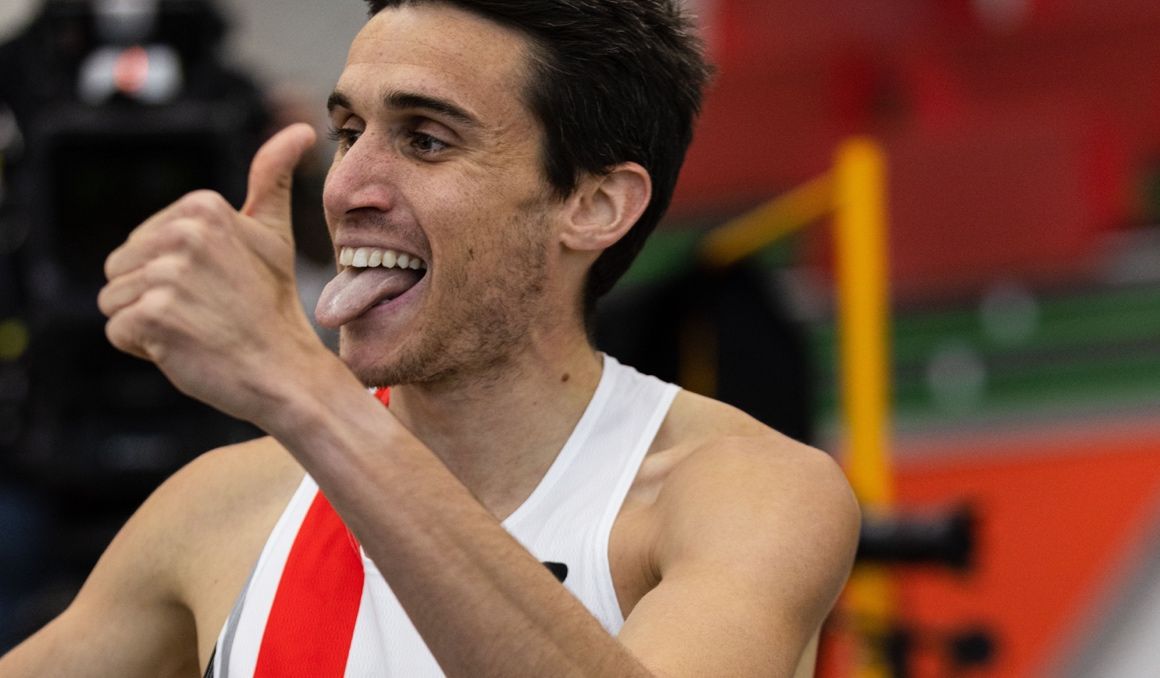Mariano García tras ganar y batir el récord de España de 800 metros en el New Balance Indoor Grand Prix 2022. JUSTIN BRITTON.