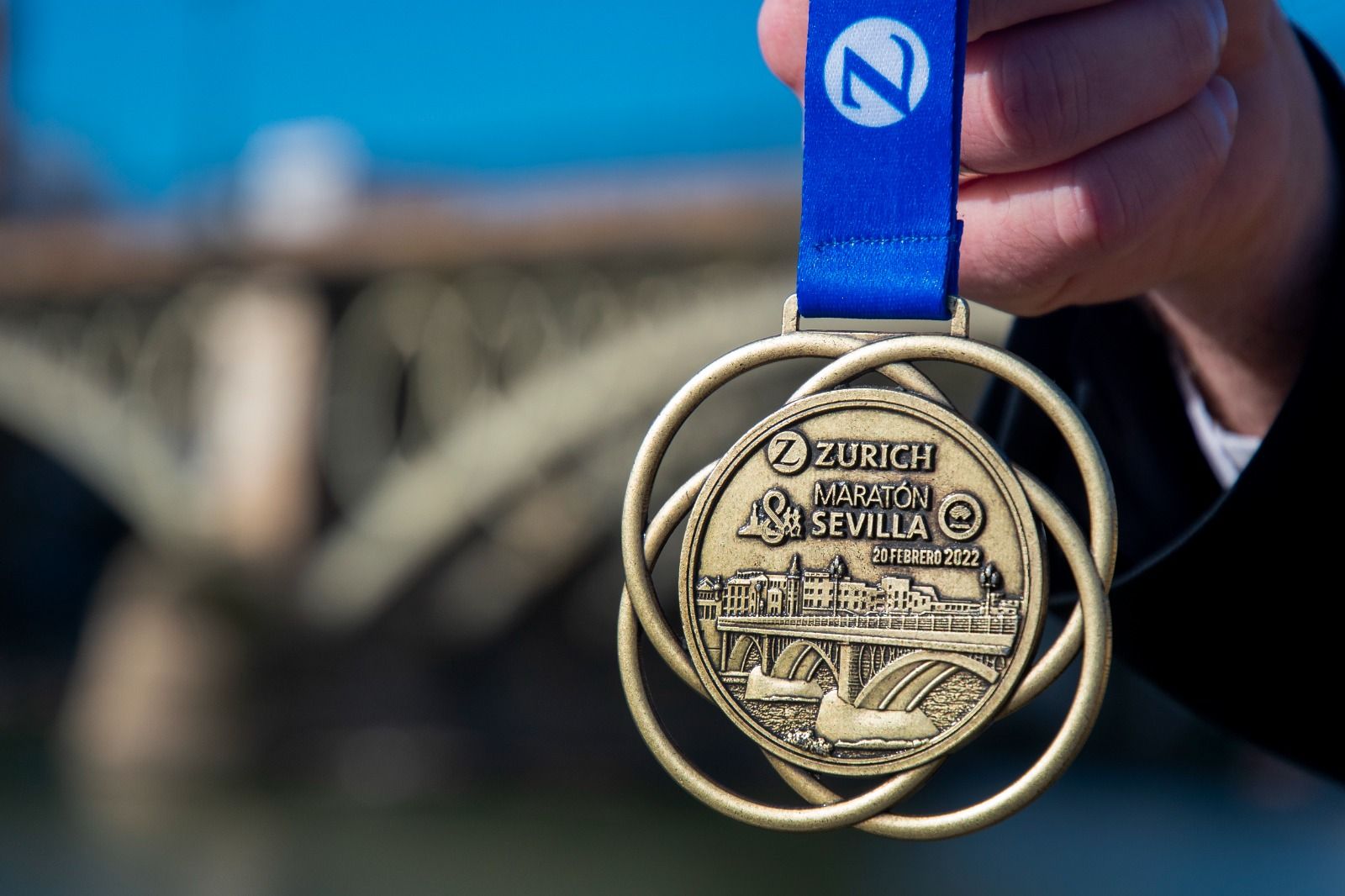 Así es la medalla del Zurich Maratón de Sevilla 2022.