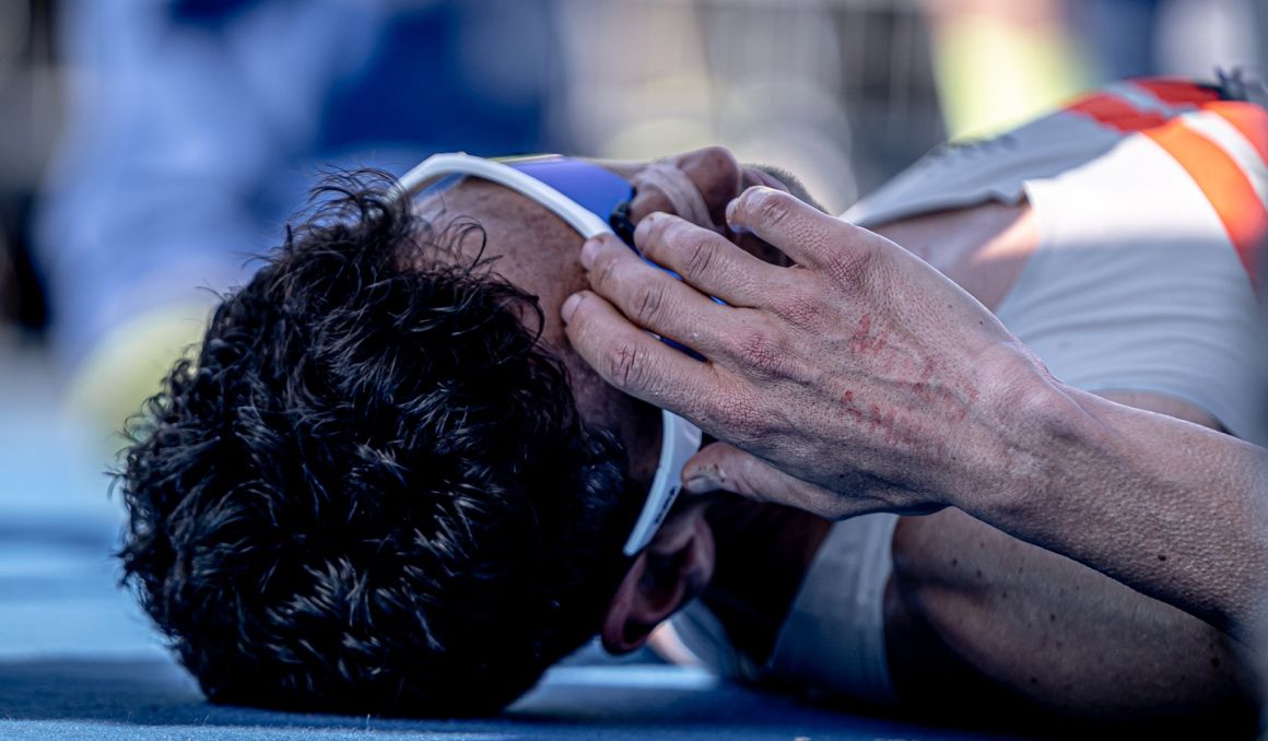Javi Guerra después de cruzar la línea de meta del Zurich Maratón de Sevilla 2022. VSM PHOTOEVENTS.