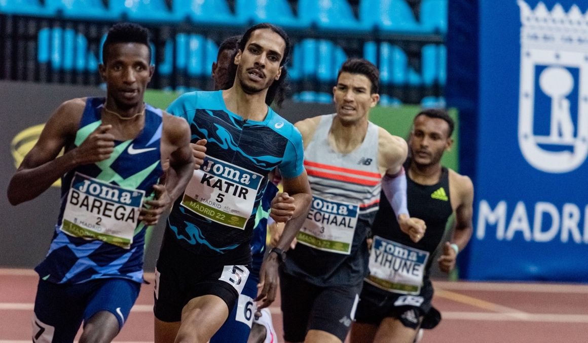 Una imagen de los 3000 metros del World Indoor Tour de Madrid 2022 donde Mechaal y Katir se batieron con Selemon Barega. SPORTMEDIA.