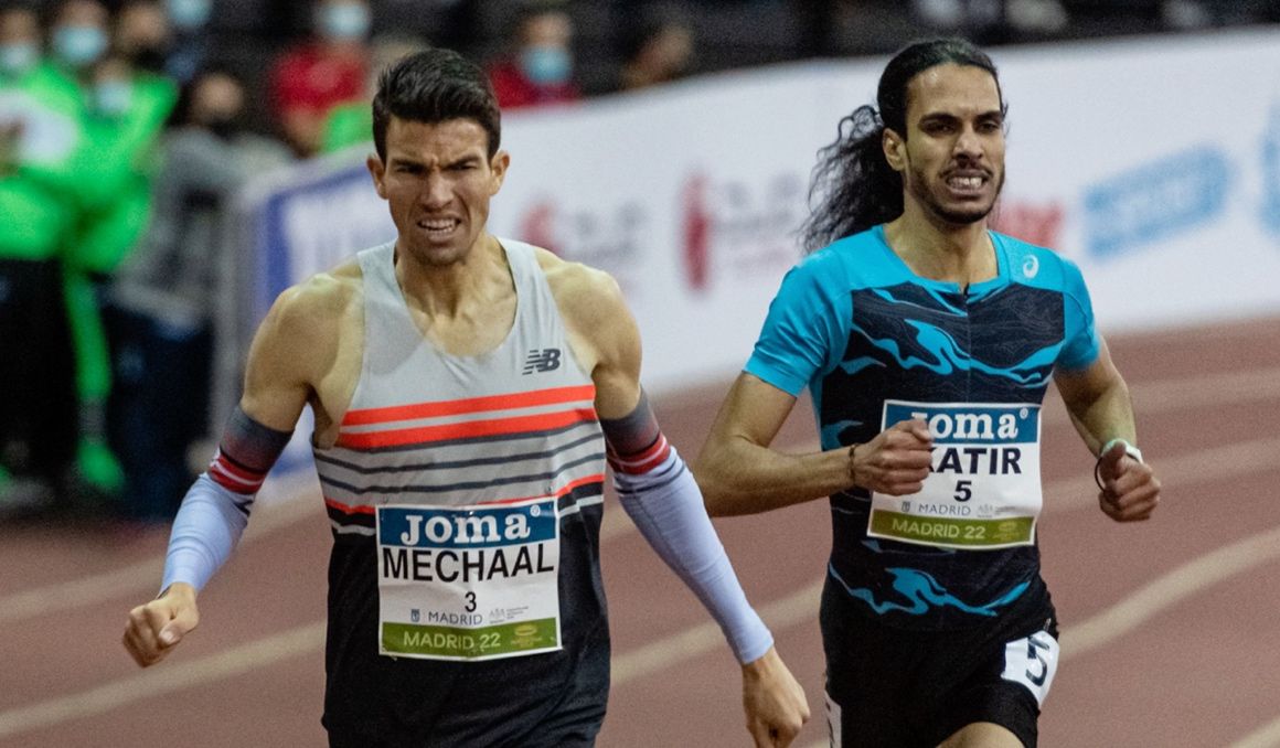 Adel Mechaal y Mo Katir en la recta final del World Indoor Tour de Madrid. SPORTMEDIA.