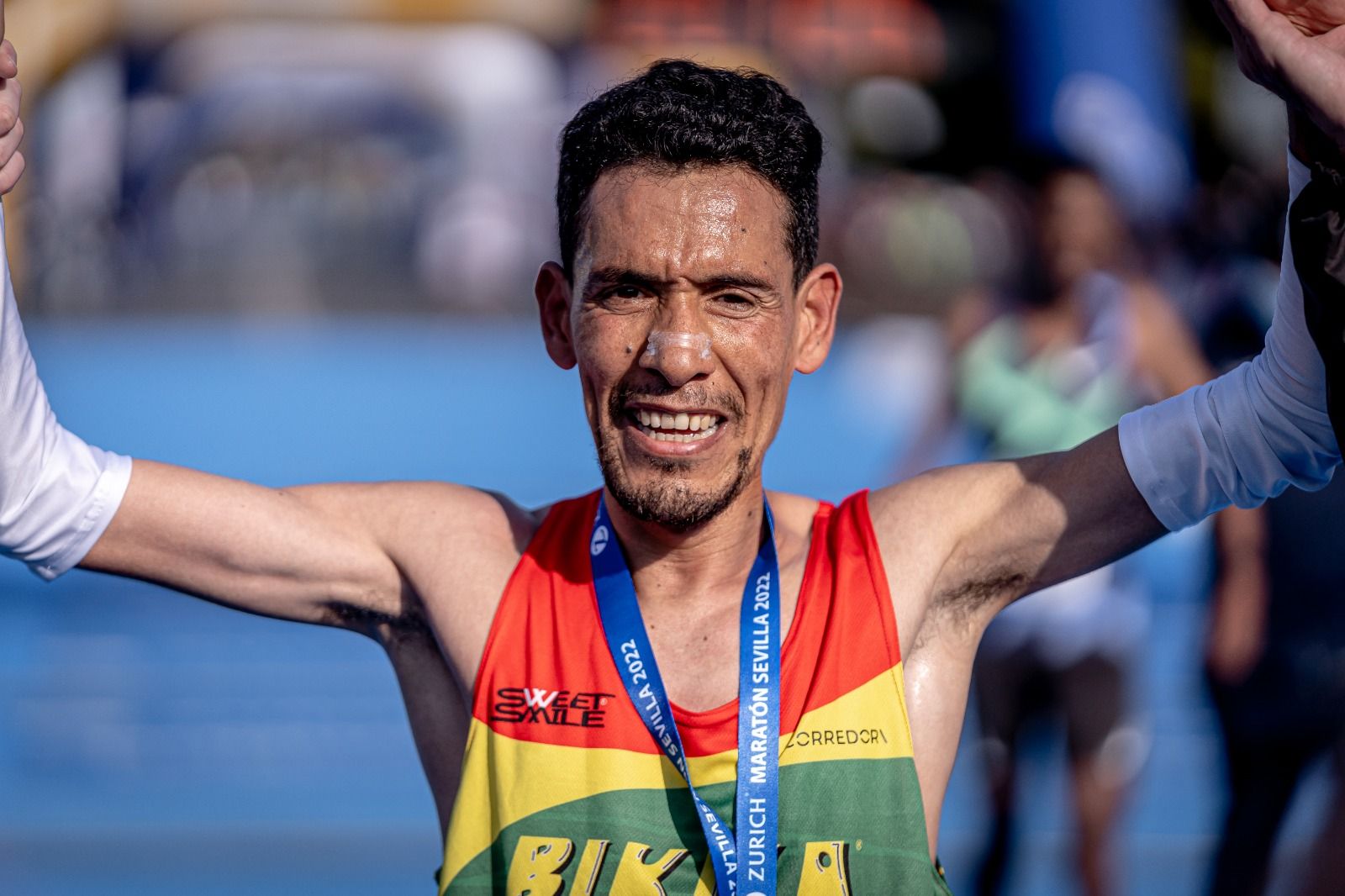 Ayad Lamdassem batió el récord de España de maratón en el Zurich Maratón de Sevilla 2022 el pasado 20 de febrero y ahora regresa a una disciplina que también domina con solvencia. | VSM PHOTOEVENTS.