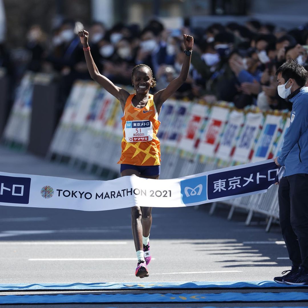 Brigid Kosgei triunfando en el Maratón de Tokio 2022. WORLD ATHLETICS.