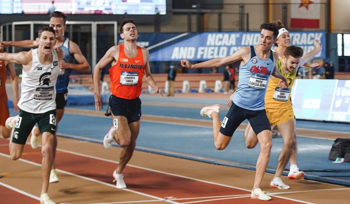 Una imagen del apretado final de la milla en el campeonato en pista cubierta de la NCAA con Mario García Romo como vencedor. OLE MISS.