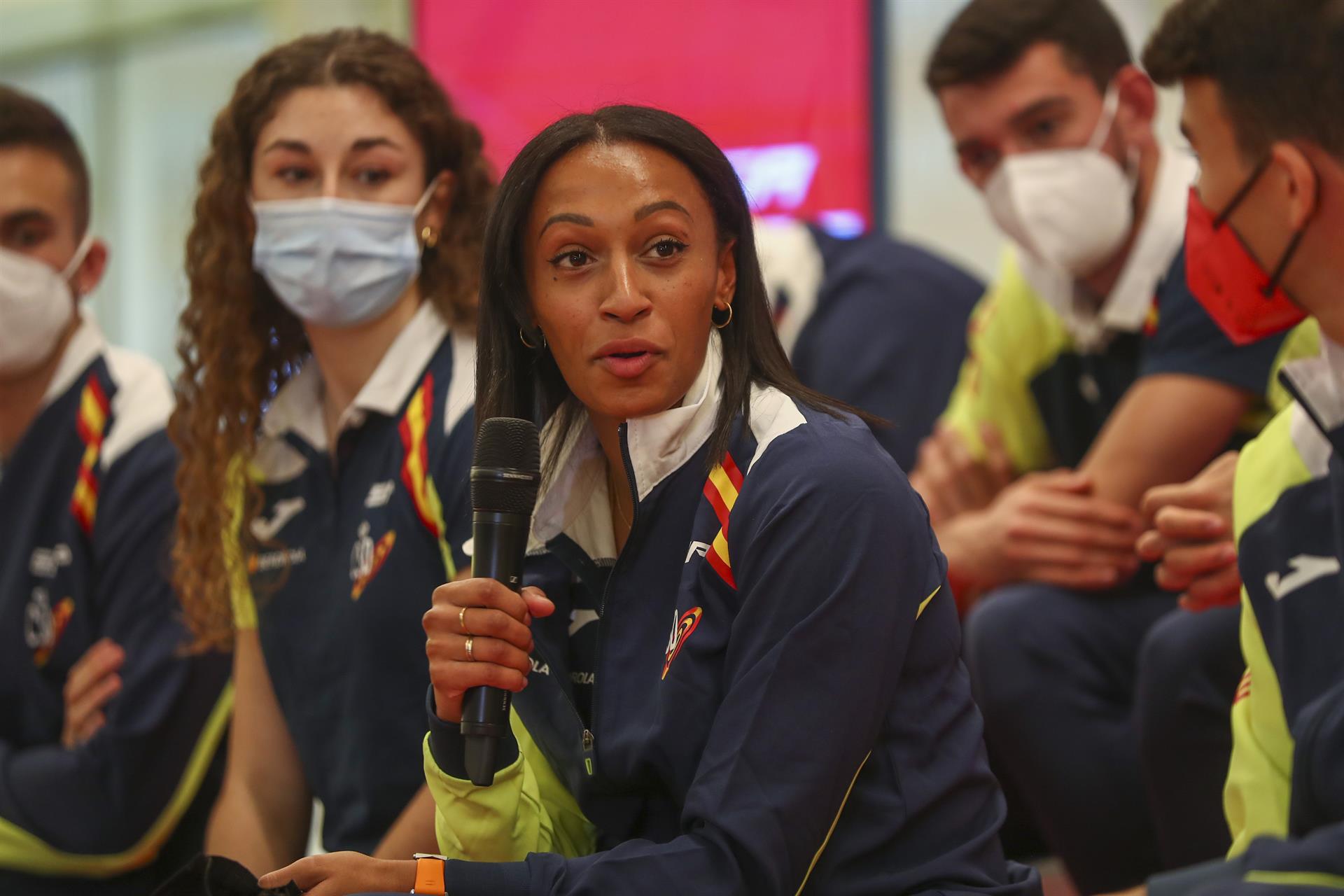 La atleta Ana Peleteiro durante la presentación de la selección española que competirá del 18 al 20 en los mundiales en pista cubierta de Belgrado, este martes en el estadio de Vallehermoso, en Madrid. EFE. La atleta Ana Peleteiro durante la presentación de la selección española que competirá del 18 al 20 en los mundiales en pista cubierta de Belgrado, este martes en el estadio de Vallehermoso, en Madrid. EFE.