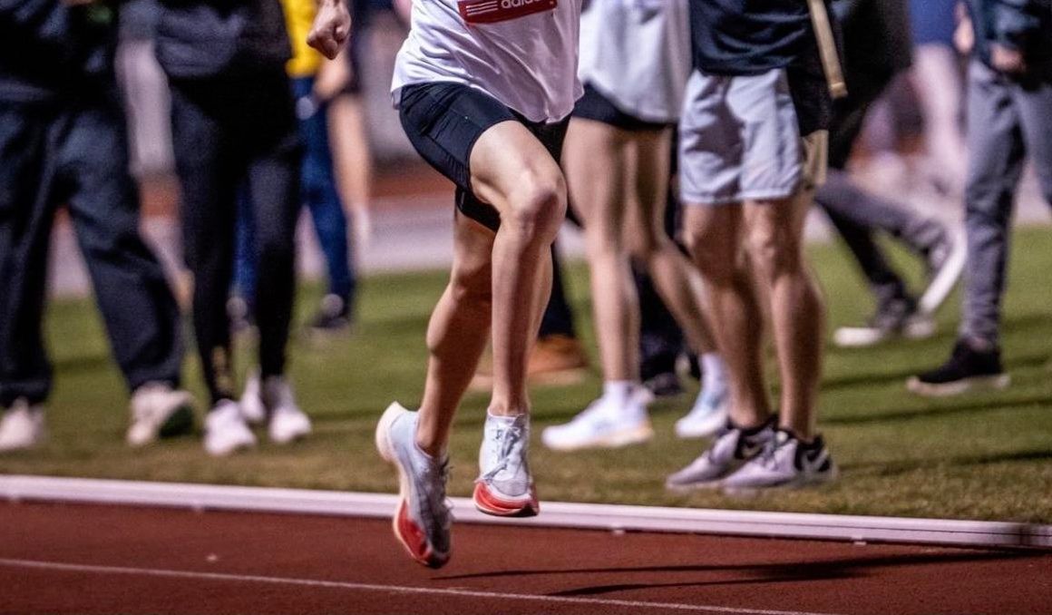 Las piernas de Aaron Las Heras con las Nike ZoomX Vaporfly Next% 2 en sus pies.