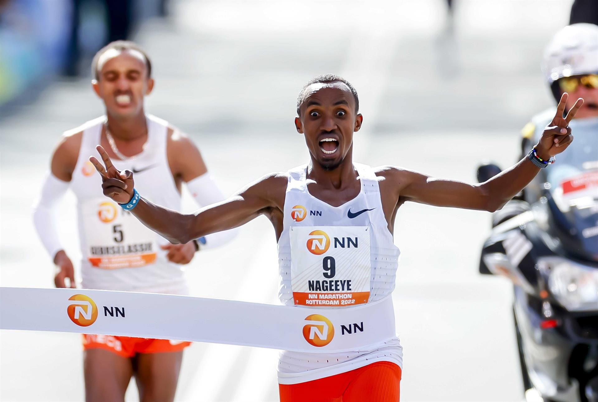Nageeye triunfando en el NN Maratón de Rotterdam tras un esprint espectacular. EFE. Nageeye triunfando en el NN Maratón de Rotterdam tras un esprint espectacular. EFE.