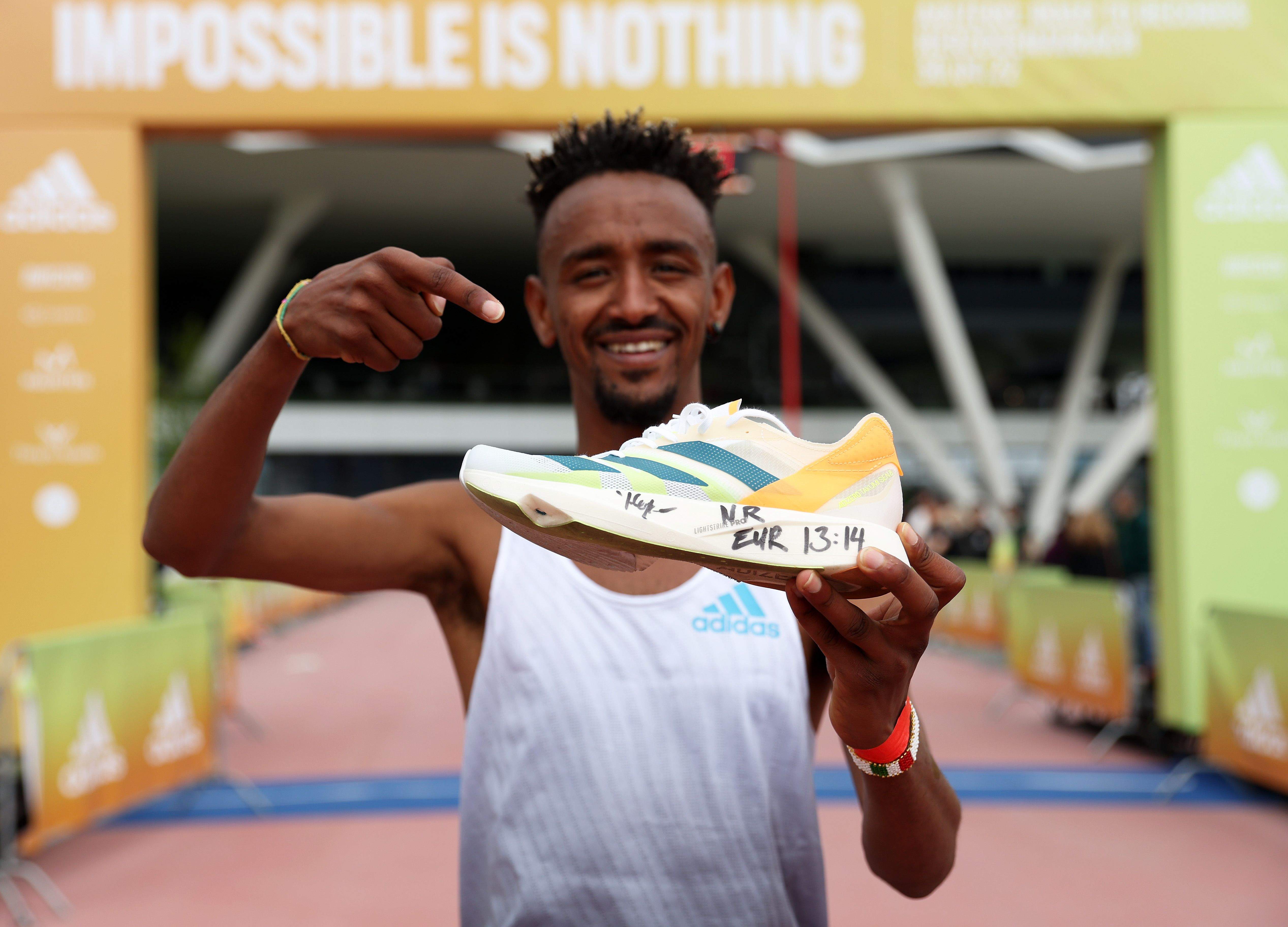 Crippa celebrando su récorde Europa de 5K logrado con las Takumi Sen 8. ADIDAS.