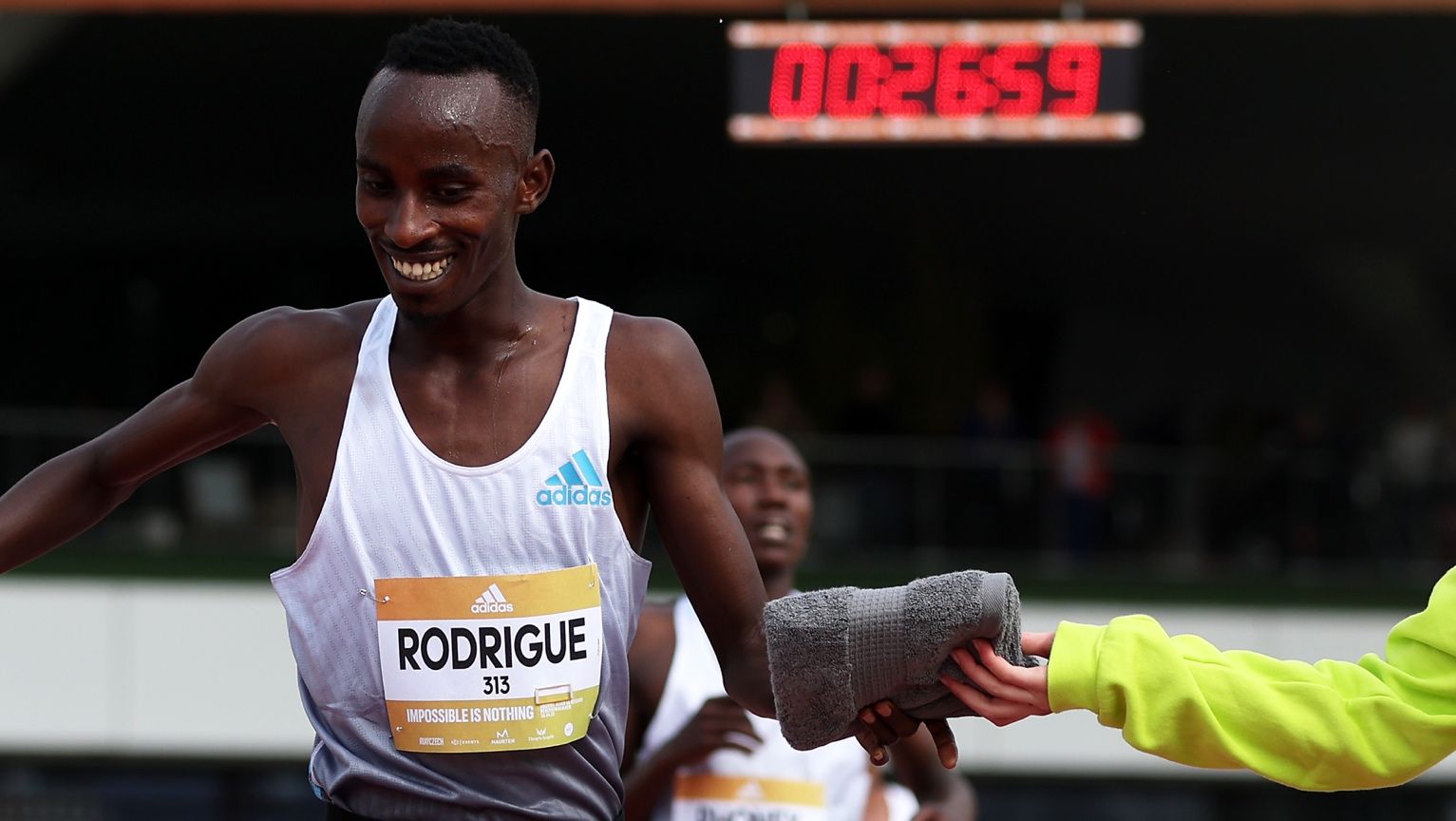 Rodrigue Kwizera desafía el récord imposible de Madrid en un 10K único en el mundo. Rodrigue Kwizera desafía el récord imposible de Madrid en un 10K único en el mundo.