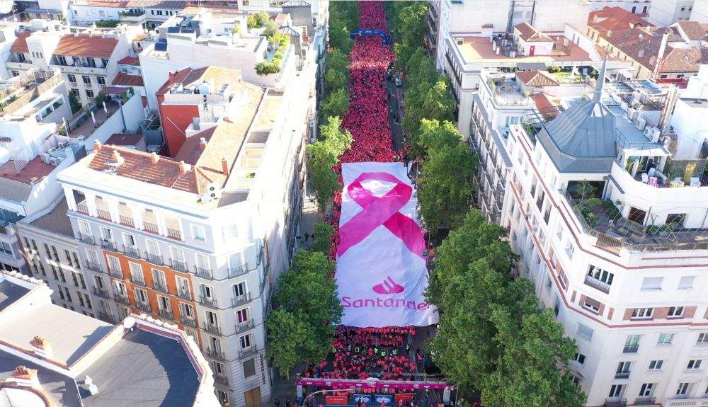 En la salida se ha desplegado el mayor lazo rosa de la historia en España