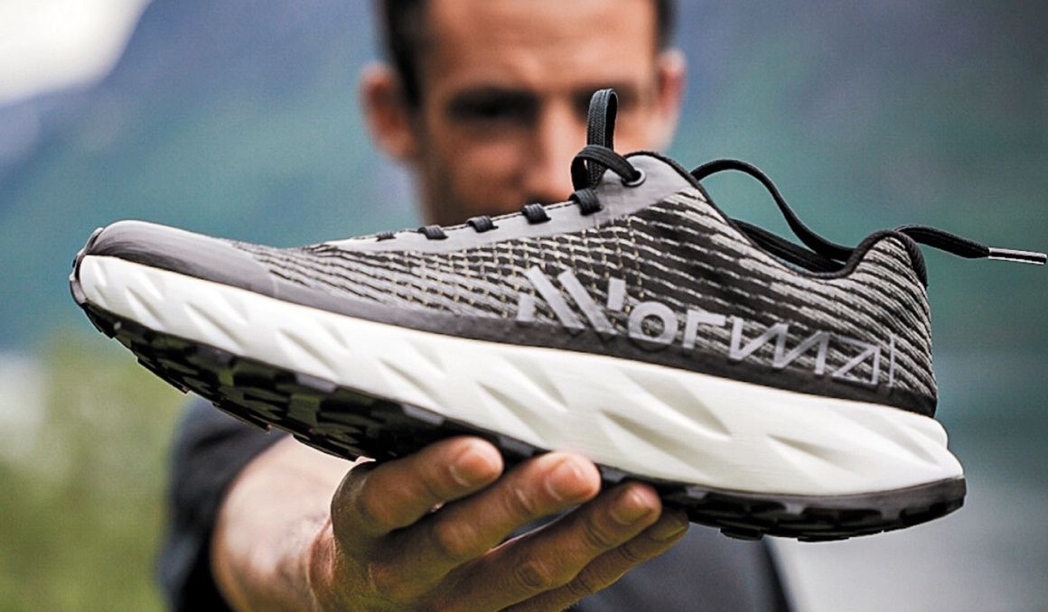 Las primeras zapatillas NNormal, la nueva marca de Kilian Jornet, lucen así. NNORMAL.