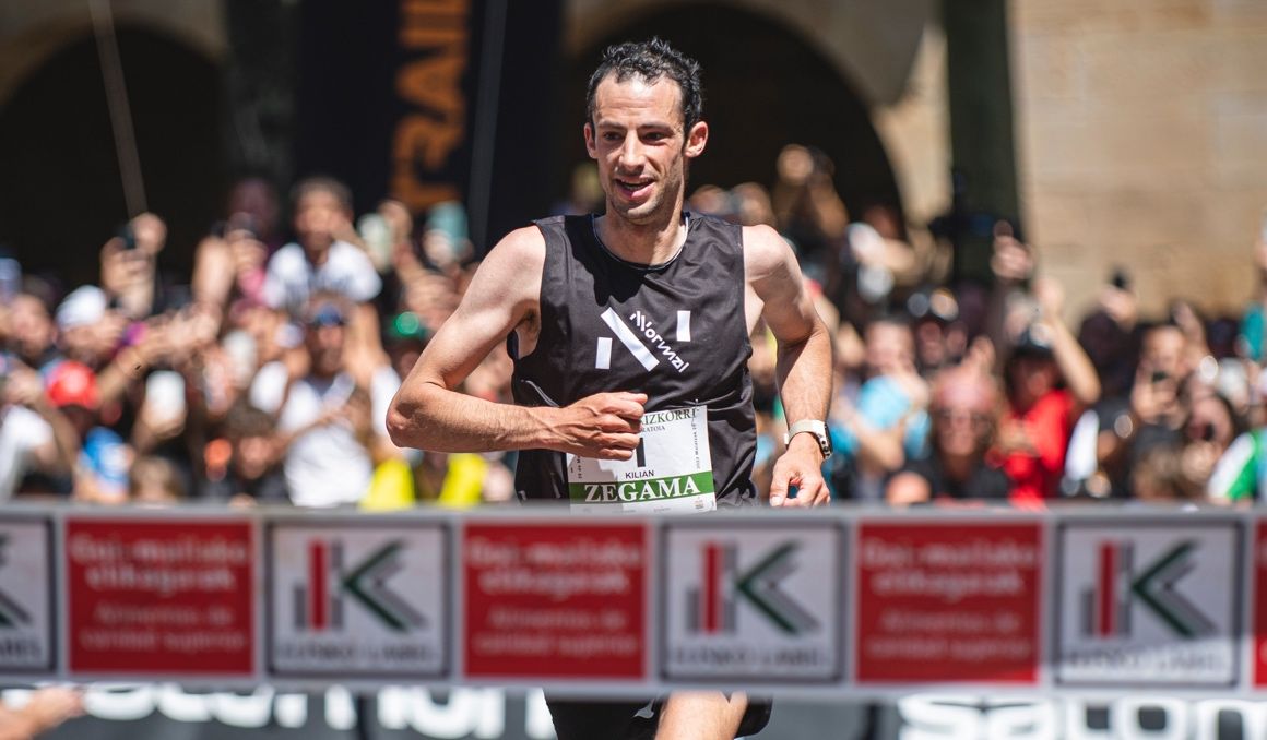 Kilian Jornet consiguió su décima victoria en Zegama Aizkorri con un nuevo récord de la prueba. FOTORUNNERS.