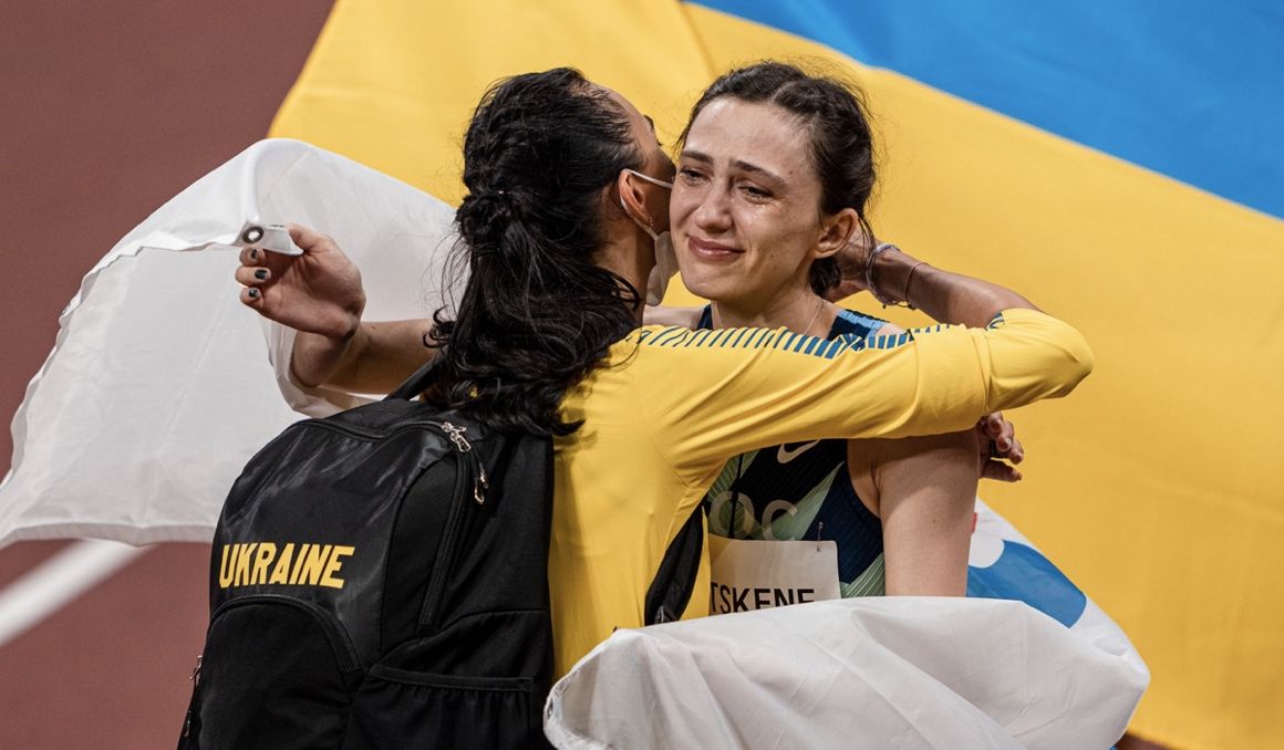 La rusa María Lasitskene en los Juegos Olímpicos de Tokio, rodeada de sus compañeras ucranianas. SPORTMEDIA.