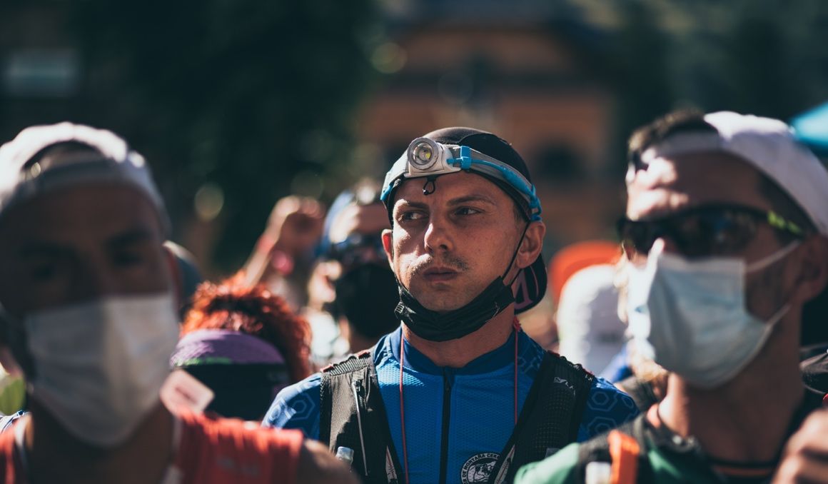 Un participante antes de la salida de lal prueba de 100 millas de Vall d'Aran By UTMB. SERGI COLOME.