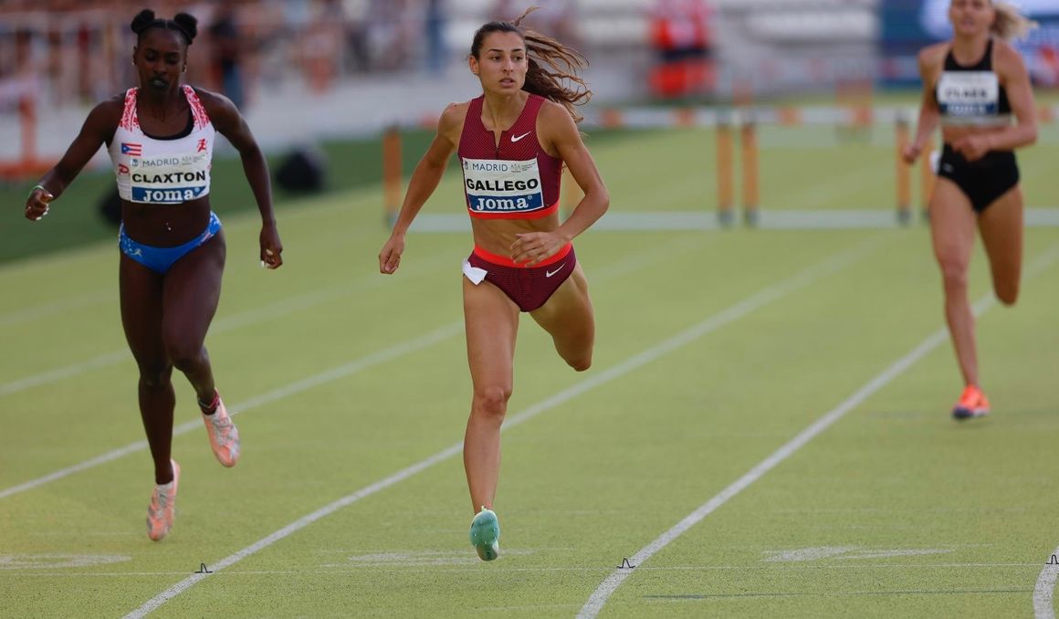 La atleta Sara Gallego (c) durante la prueba de 400 metros vallas del World Athletics Continental Tour celebrado este sábado en el estadio Vallehermoso de Madrid. EFE. La atleta Sara Gallego (c) durante la prueba de 400 metros vallas del World Athletics Continental Tour celebrado este sábado en el estadio Vallehermoso de Madrid. EFE.