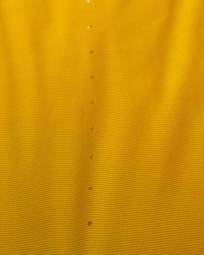 Detalle de las perforaciones láser de la parte trasera de la camiseta Dare Amber de Zymetric. Detalle de las perforaciones láser de la parte trasera de la camiseta Dare Amber de Zymetric.