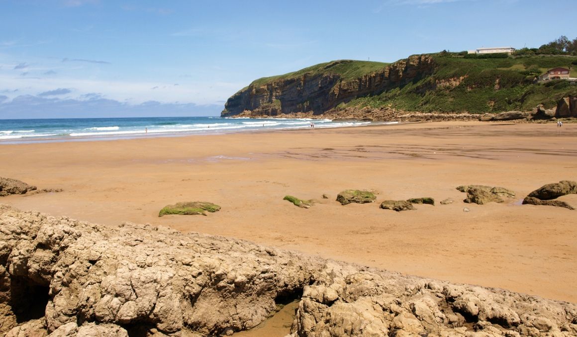 En los alrededores de la Playa de Luaña, en Cóbreces, está el secreto de la ruta de hoy. En los alrededores de la Playa de Luaña, en Cóbreces, está el secreto de la ruta de hoy.