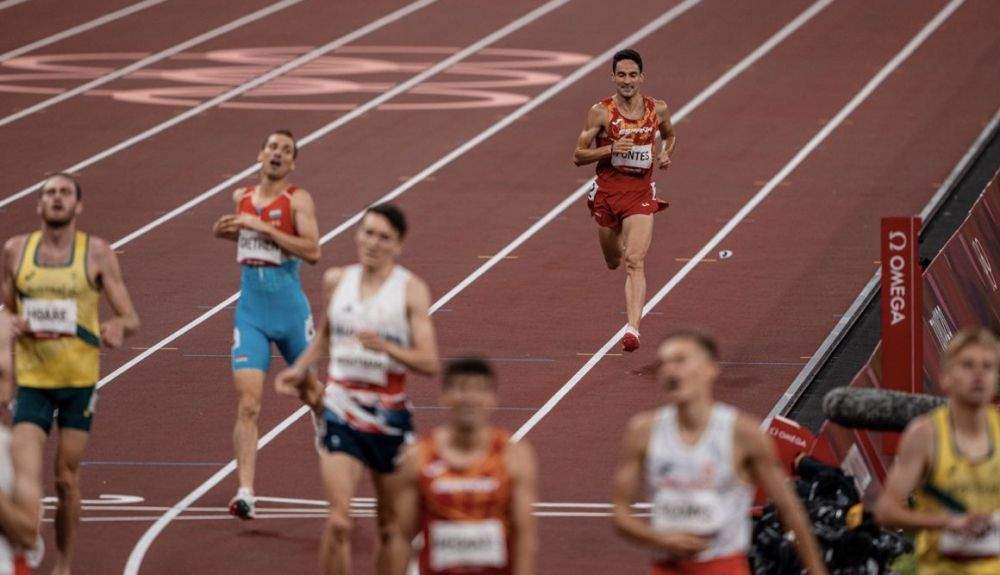 Ignacio Fontes en la final de los 1.500 metros de los Juegos Olímpicos de Tokio 2021 con Adel Mechaal, difuminado, en primer plano. SPORTMEDIA.