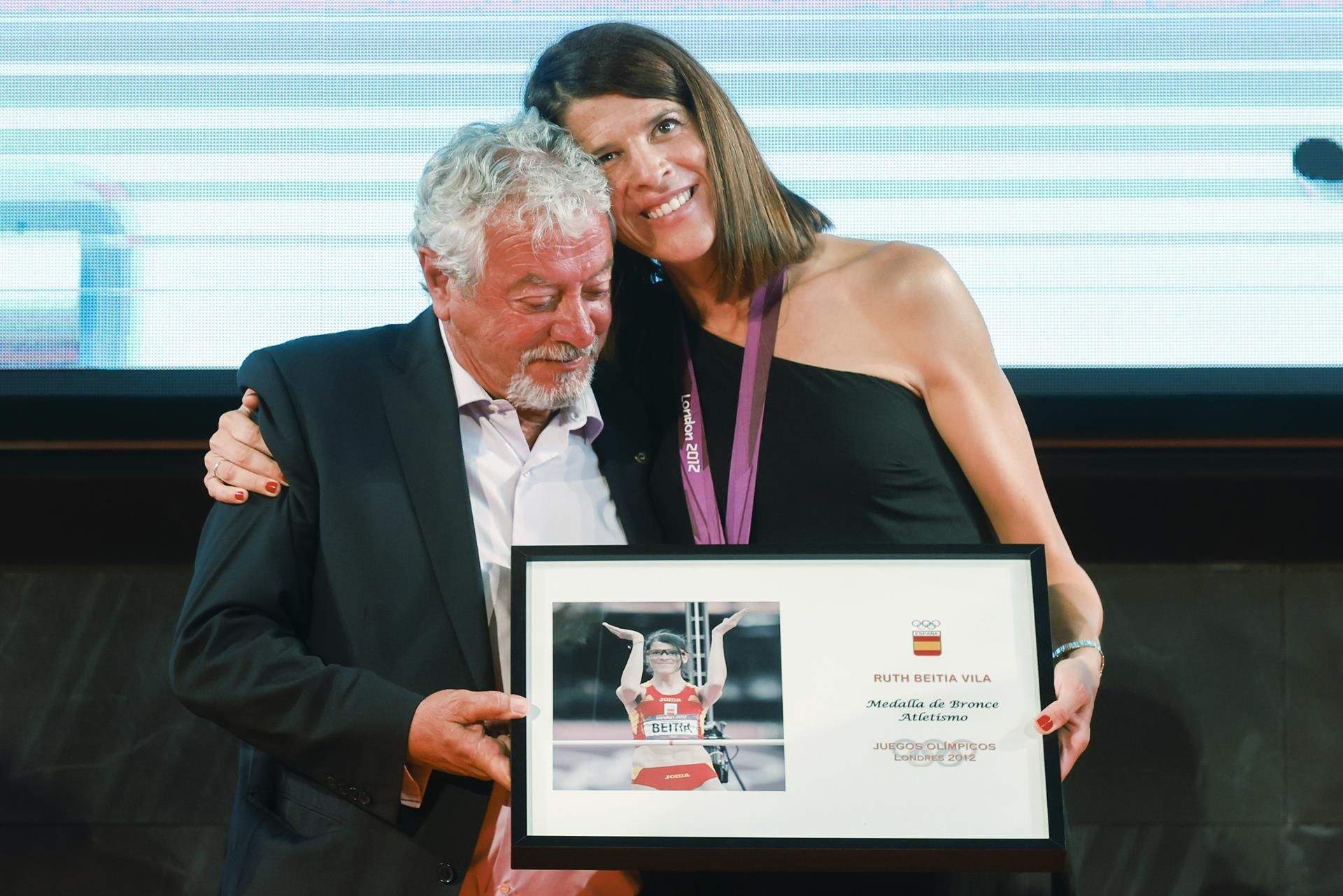 La saltadora santanderina Ruth Beitia recibe la medalla de bronce de salto de altura de los Juegos de Londres 2012, que le fue adjudicada nueve años después. EFE.
