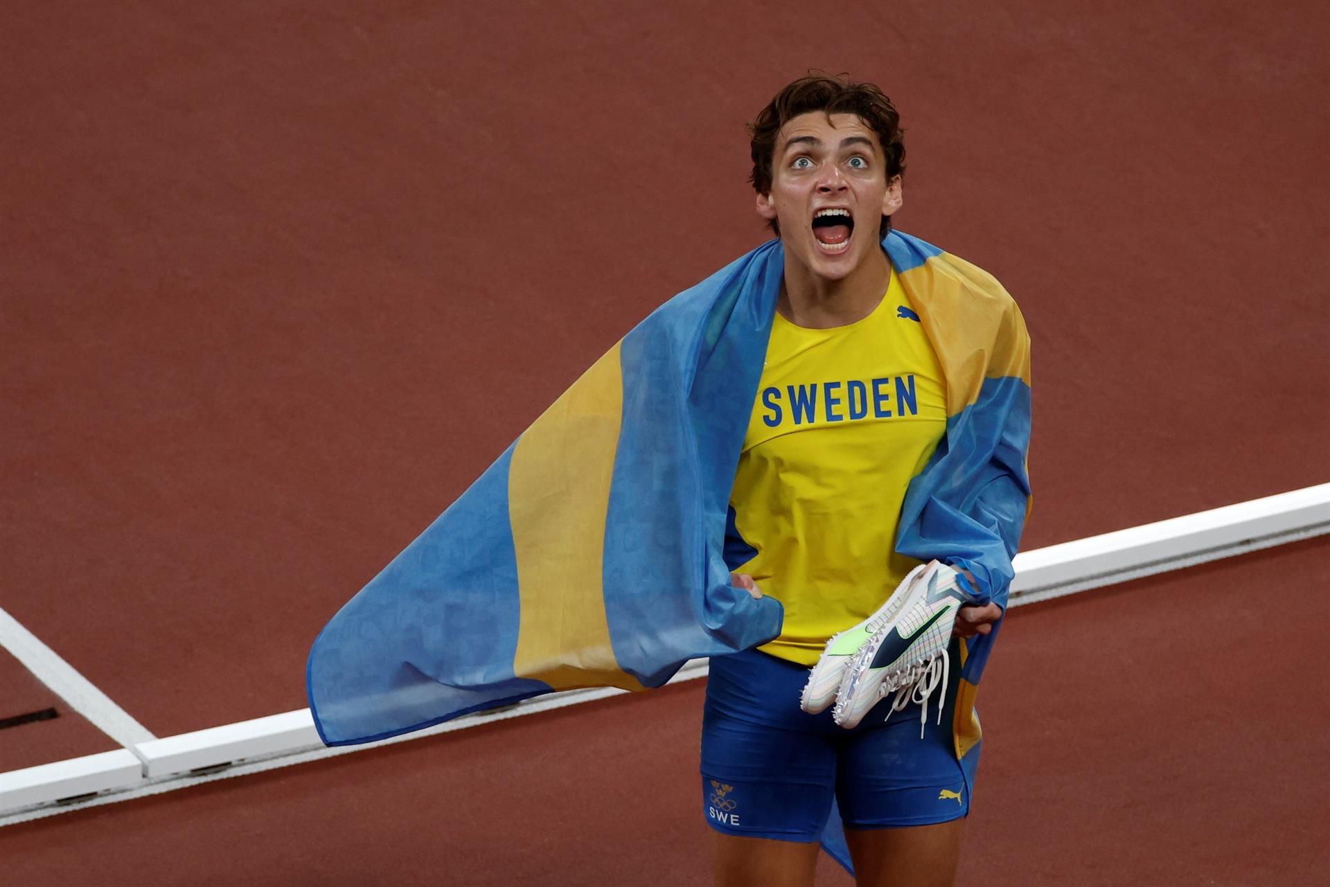 El sueco Armand Duplantis en una imagen de archivo tras conseguir la medalla de oro de salto de pértiga en los Juegos Olímpicos 2020. EFE. El sueco Armand Duplantis en una imagen de archivo tras conseguir la medalla de oro de salto de pértiga en los Juegos Olímpicos 2020. EFE.