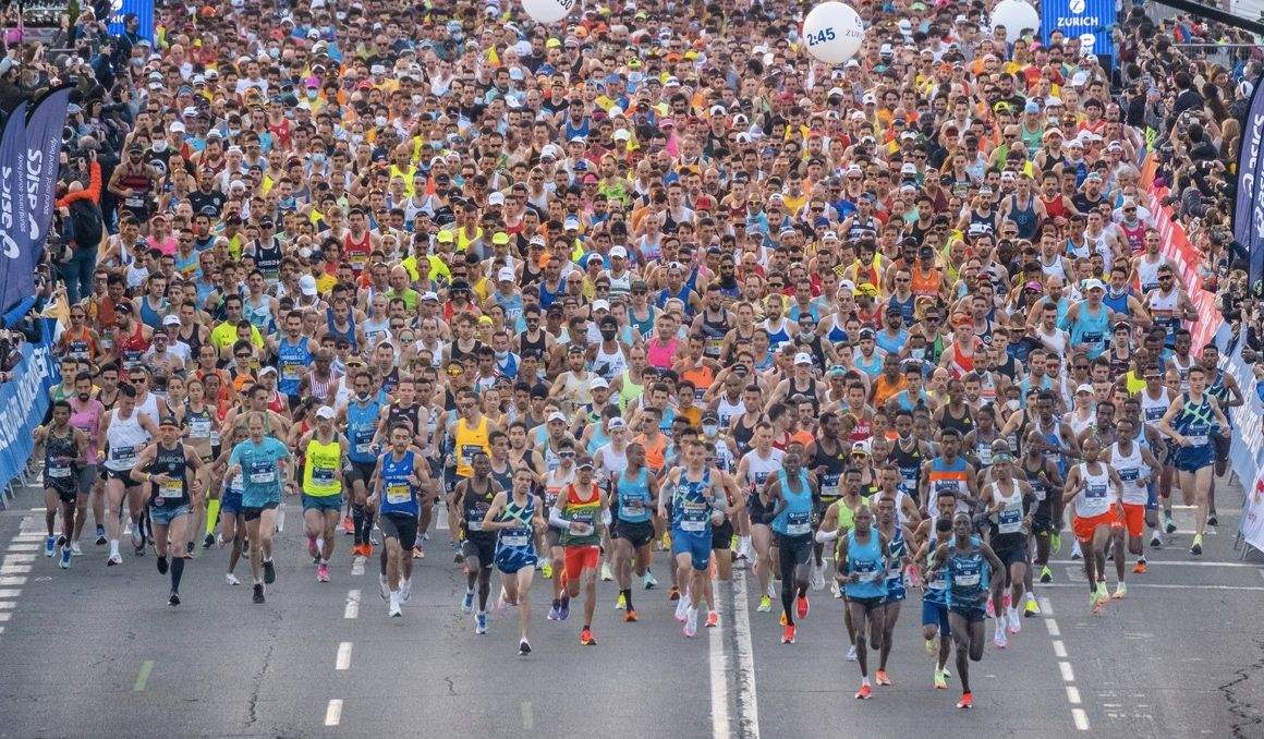 Una imagen de la salida del Zurich Maratón de Sevilla 2022. JUANJO ÚBEDA.