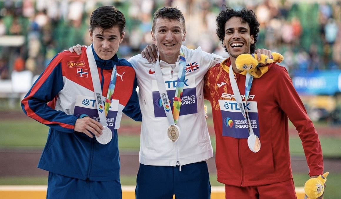 Jakob Ingebrigtsen (plata), en el pódium del Mundial de Eugene, junto a Jake Wightman (oro) y Mohamed Katir (bronce). SPORTMEDIA