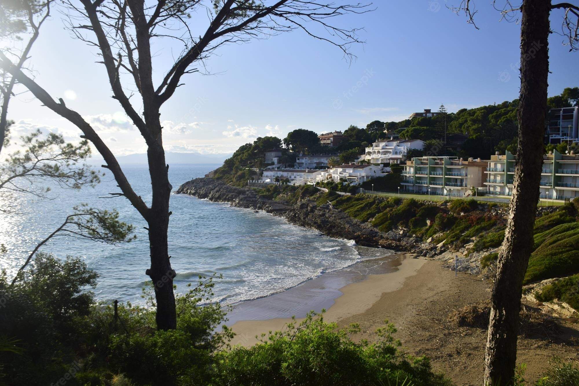 A pocos kilómeyros de Salou disfrutas de paisajes tan bonitos como este. Freepik.