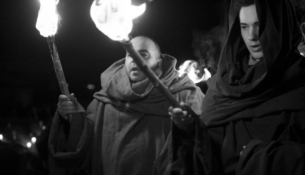 La carrera está ambientada durante el recorrido y te encontrarás personajes caracterizados y teatralizados. Sí, algunos te asustarán.