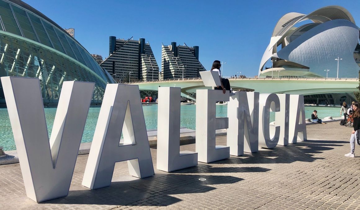 Valencia te conquistará gracias a un lugar en el que podrás llegar a un sitio tan espectacular como la Ciudad de las Artes y las Ciencias. Valencia te conquistará gracias a un lugar en el que podrás llegar a un sitio tan espectacular como la Ciudad de las Artes y las Ciencias.