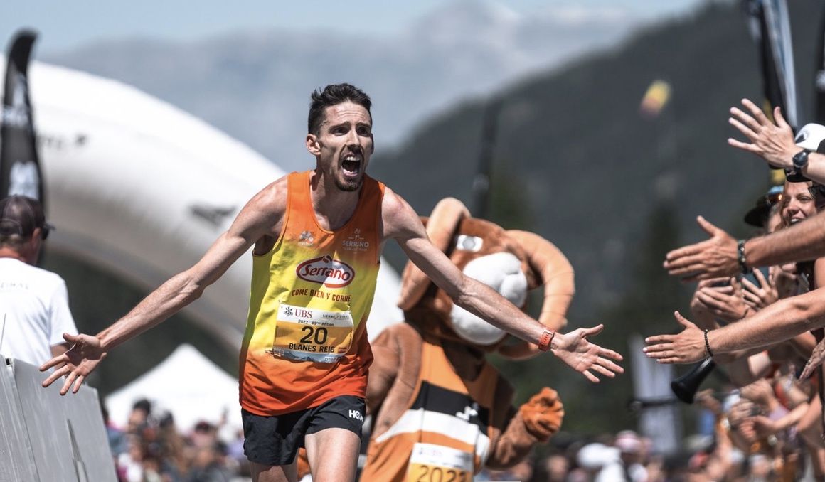 Andreu Blanes celebrando su segundo puesto en Sierre Zinal. JORDI SARAGOSSA:GTS.
