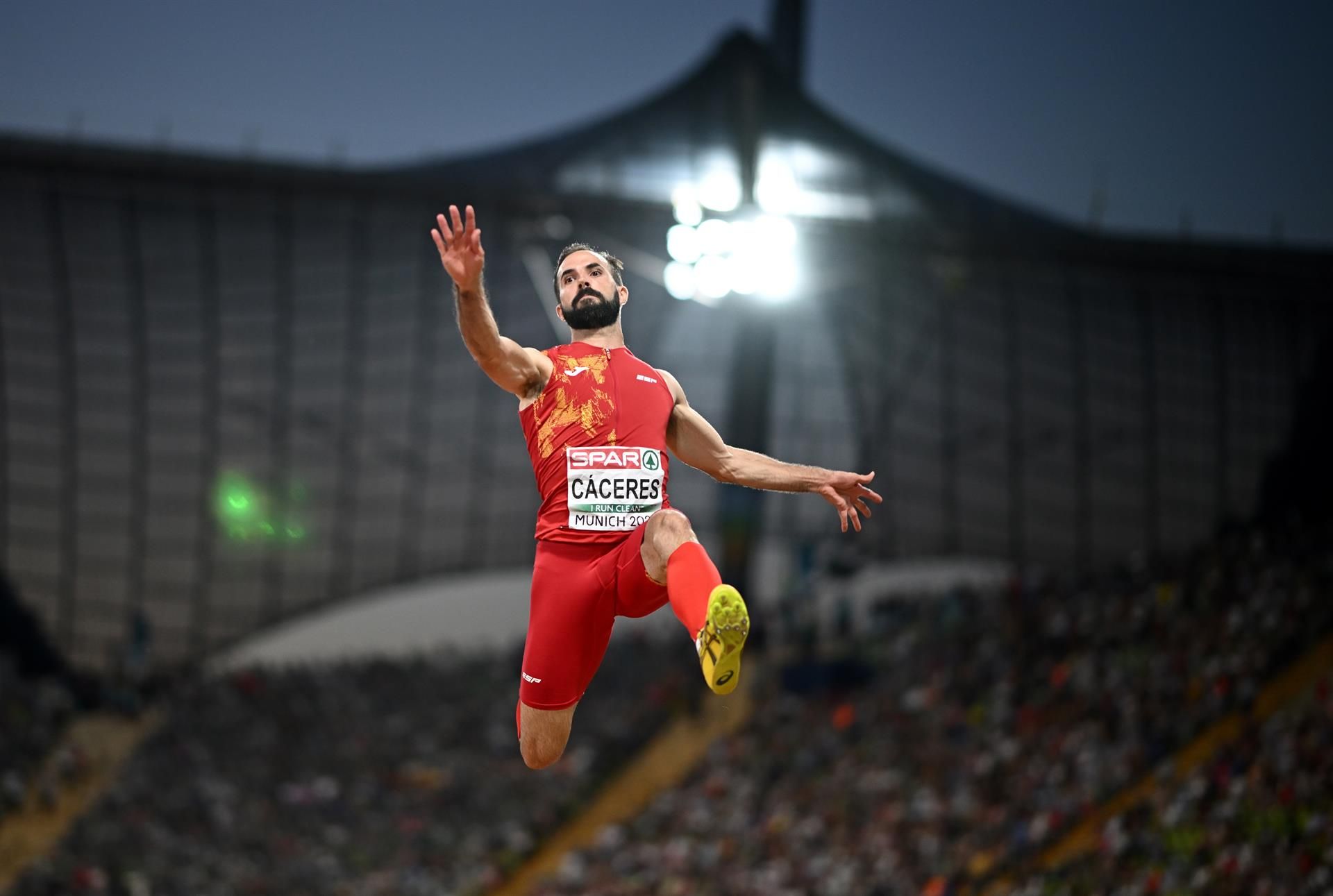 Eusebio Cáceres durante la final de salto de longitud del Campeonato de Europa de Múnich. EFE. Eusebio Cáceres durante la final de salto de longitud del Campeonato de Europa de Múnich. EFE.