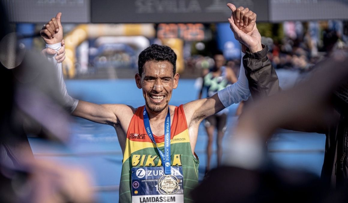 Ayad Lamdassem fue uno de los grandes triunfadores en el Zurich Maratón de Sevilla 2022. VSM PHOTOEVENTS.