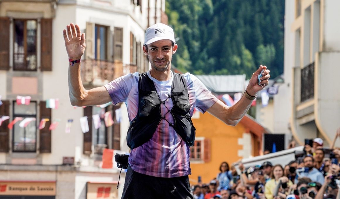 Kilian Jornet venciendo UTMB en 2022, la última de sus cuatro victorias en Chamonix. PAUL BRECHU.