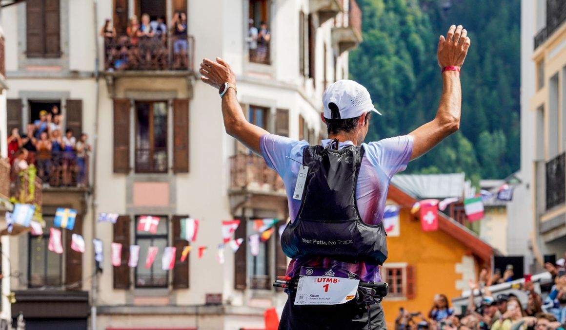 Kilian Jornet saludando al público agolpado en la meta de Chamonix para recibir al nuevo hombre récord. UTMB. Kilian Jornet saludando al público agolpado en la meta de Chamonix para recibir al nuevo hombre récord. UTMB.