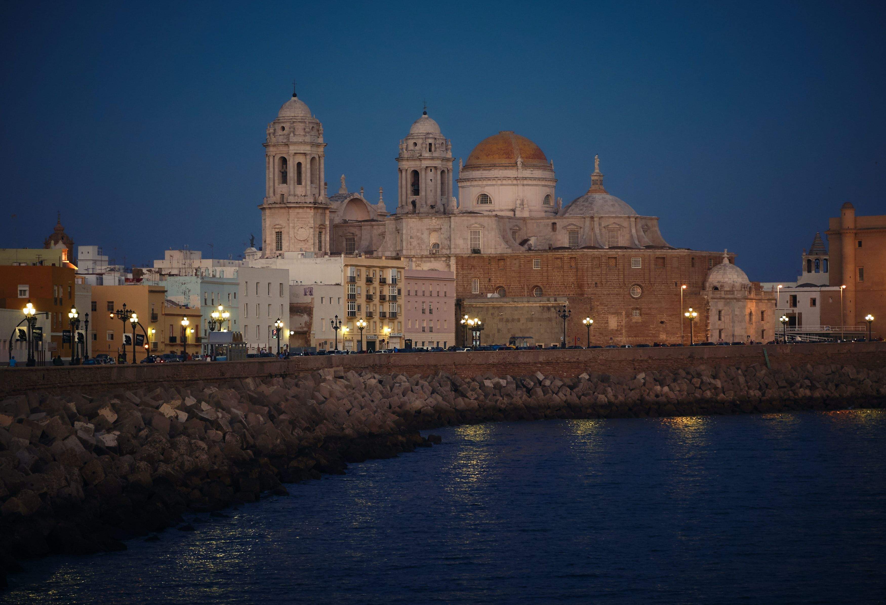En la decimocuarta ruta veraniega te proponemos recorrer la ciudad vieja de Cádiz. VIDAR NORDLI. En la decimocuarta ruta veraniega te proponemos recorrer la ciudad vieja de Cádiz. VIDAR NORDLI.