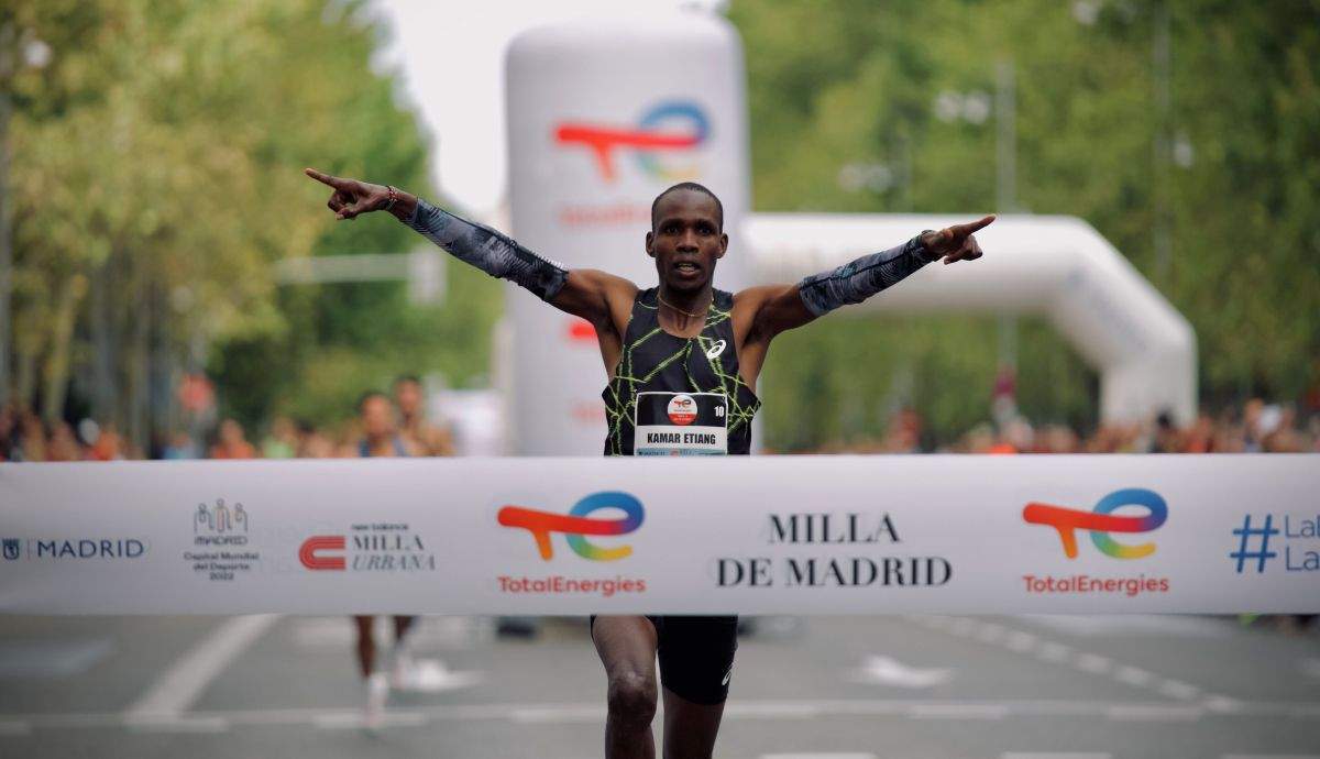 Kamar Etiang se escapó desde el principio y solventó la TotalEnergies Milla de Madrid en 4:10. VSMPHOTOEVENTS