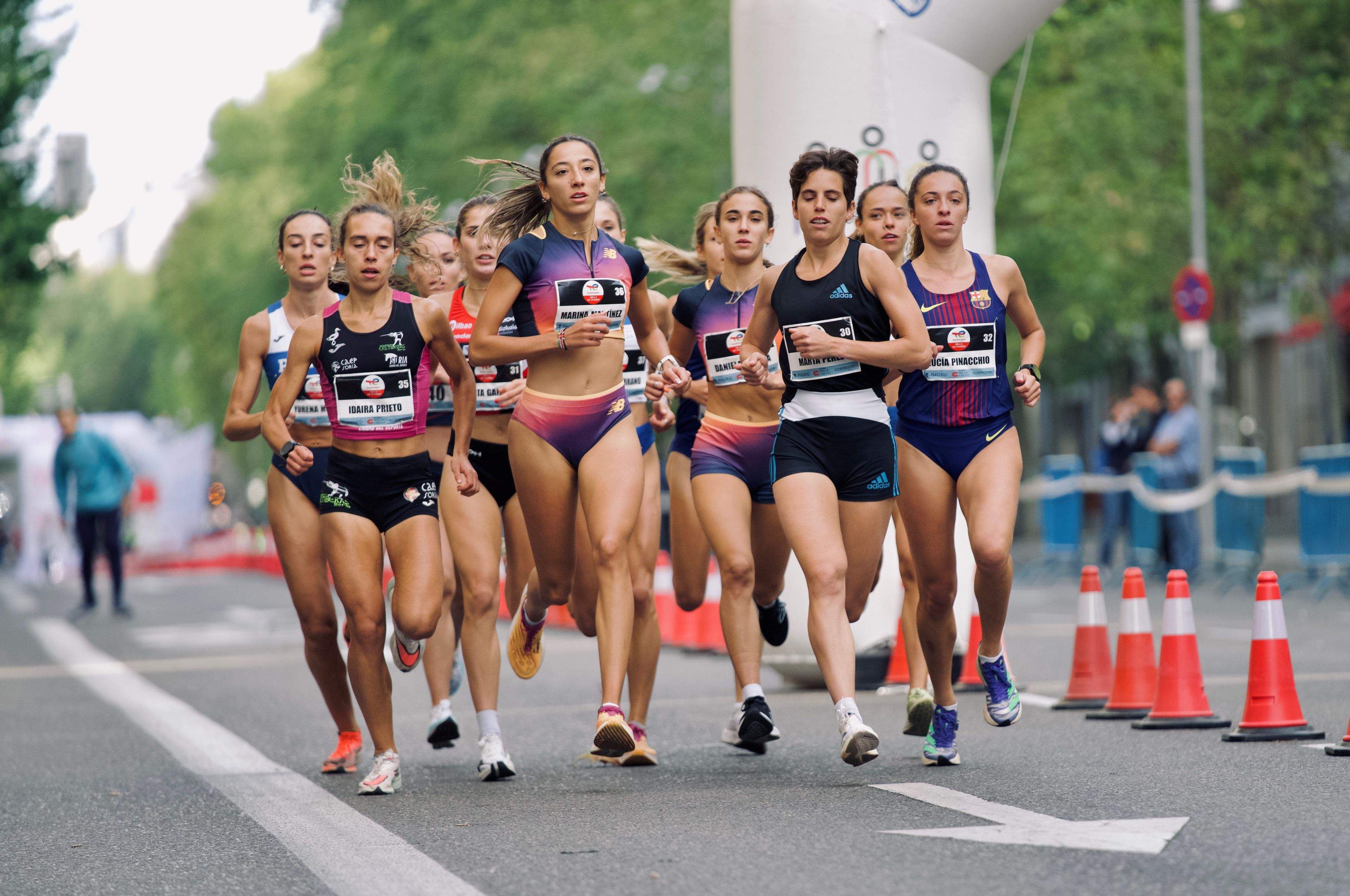 La élite femenina en pleno esfuerzo por la calle de Serrano en la TotalEnergies Milla de Madrid. VSMPHOTOEVENTS