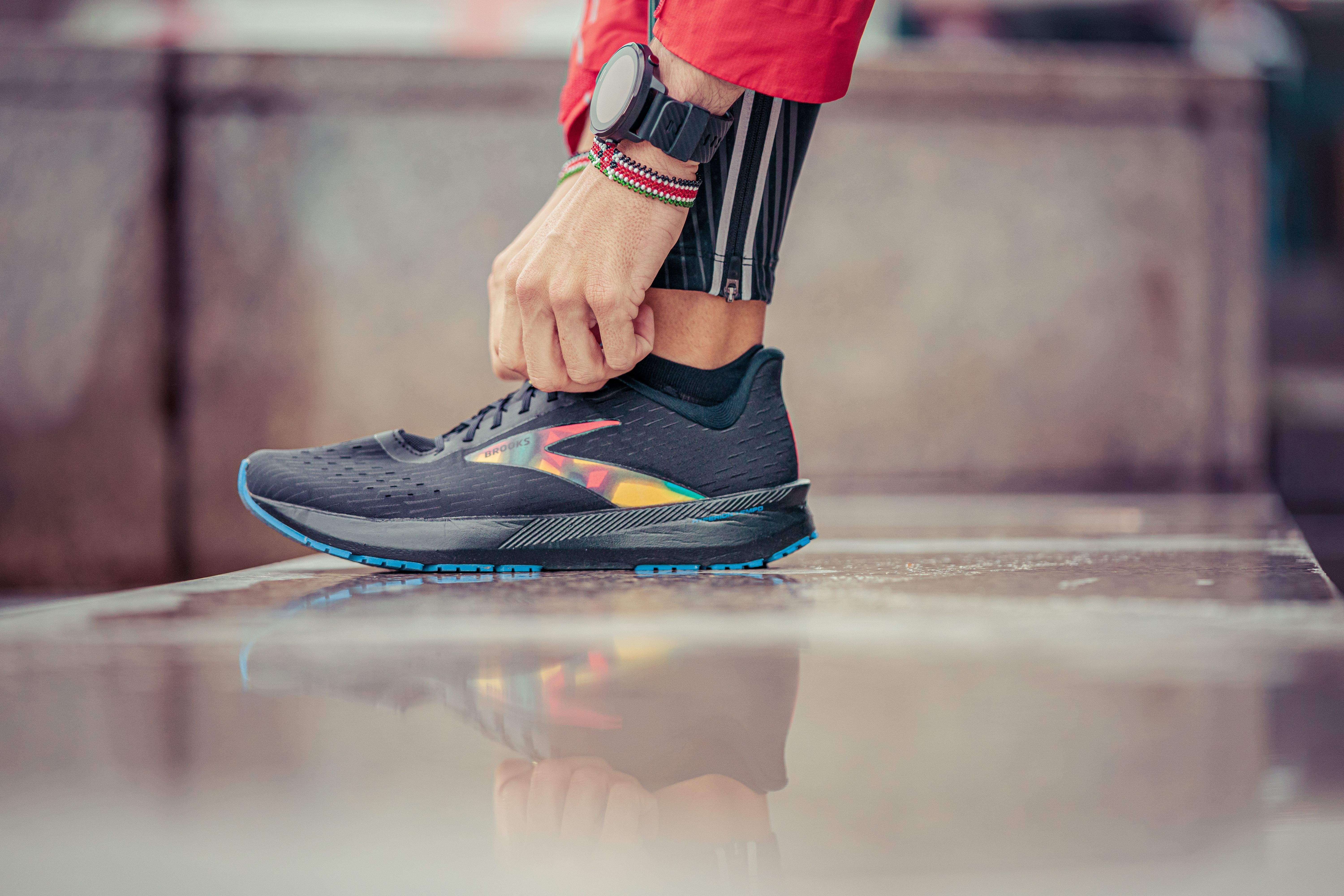 Conversar con sus zapatillas para entenderse mejor como corredor, es lo que hace el doctor Hernán Silván. VSMPHOTOEVENTS. Conversar con sus zapatillas para entenderse mejor como corredor, es lo que hace el doctor Hernán Silván. VSMPHOTOEVENTS.
