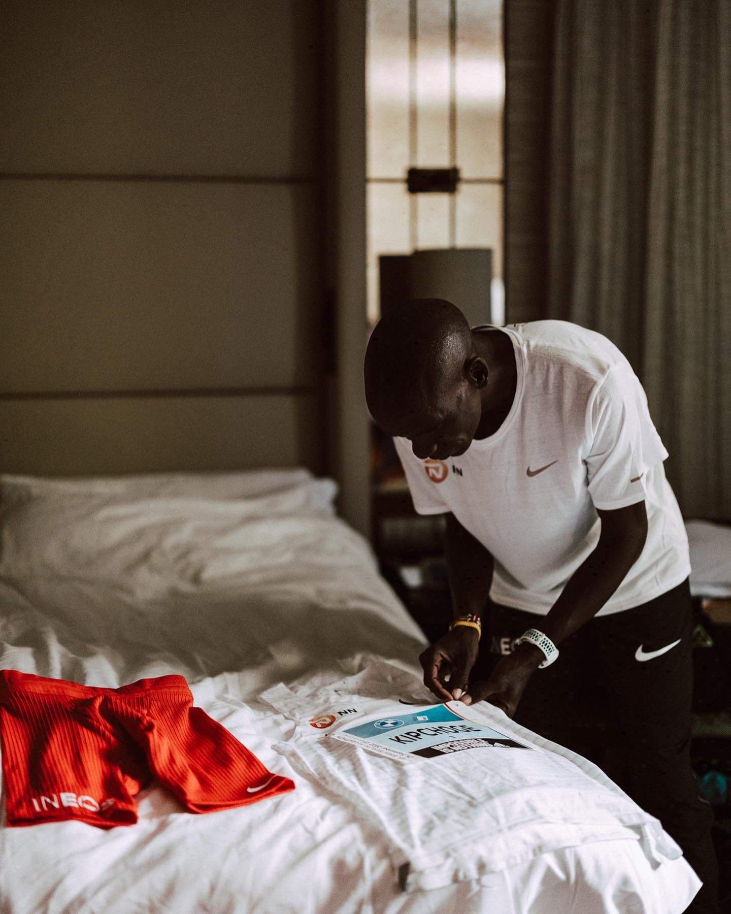 Kipchoge preparando su camiseta y su dorsal en el hotel, antes del Maratón de Berlín 2022. NN RUNNING TEAM.