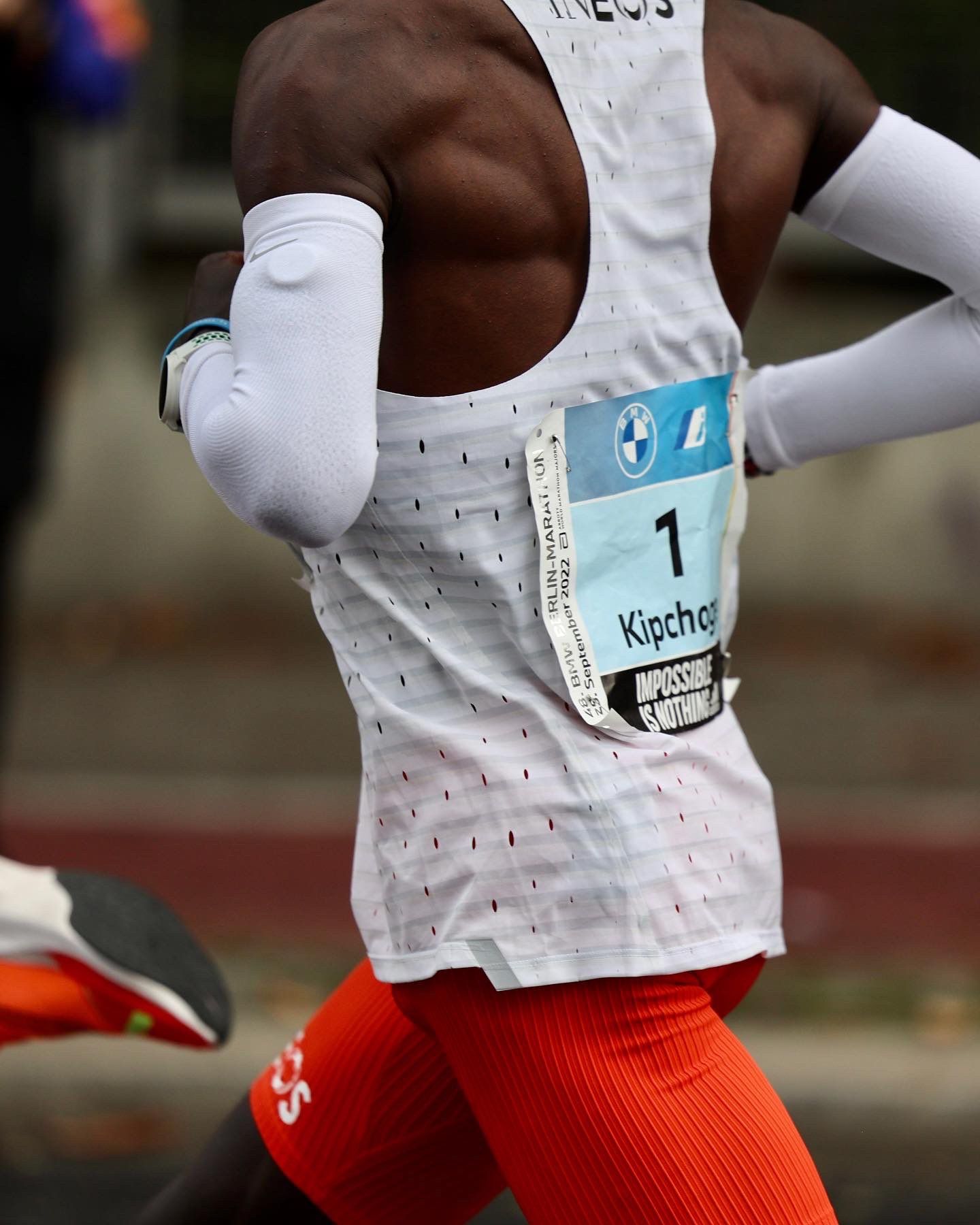 Detalle del dorsal de Eliud Kipchoge con el número 1 en el Maratón de Berlín 2022. NN RUNNING TEAM.
